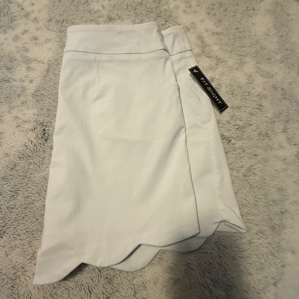 White High-Waist Scallop Hem Women's Shorts - Picture 5 of 5